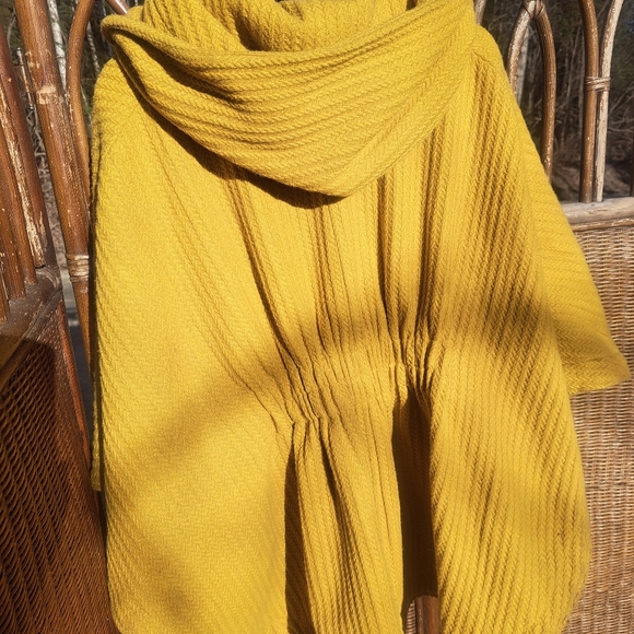 Steve Madden large cape 🌼🌻 - Picture 10 of 11